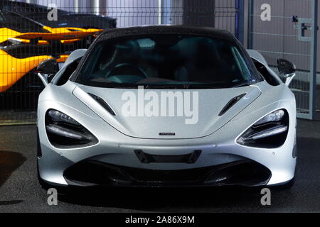 Neue Mclaren supercars im Mclaren Autohaus am Tor 45 in Leeds. Stockfoto