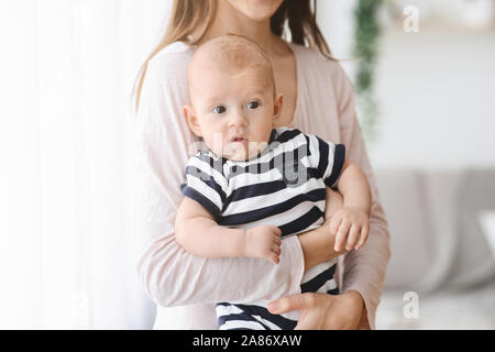 Closeup Portrait von adorable newborn baby in den Händen der Mutter Stockfoto