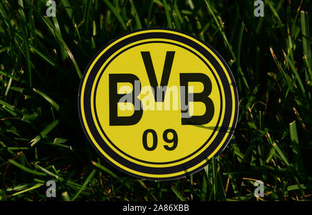September 6, 2019 Istanbul, Türkei. Das Emblem der deutschen Fußball-Club Borussia Dortmund auf dem grünen Rasen der Fußball-Feld. Stockfoto