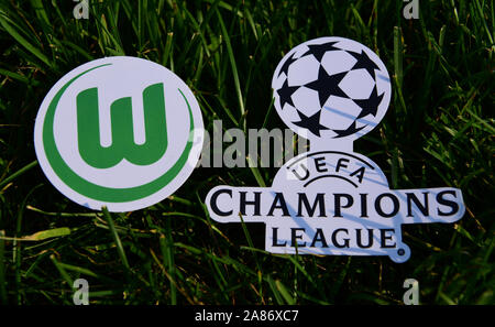 September 6, 2019 Istanbul, Türkei. Das Emblem der Deutschen Fußball-Verein VfL Wolfsburg neben dem Logo der Champions League auf dem grünen Rasen o Stockfoto