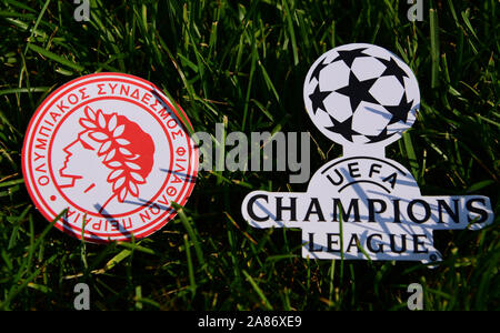 September 6, 2019 Istanbul, Türkei. Das Emblem der griechischen Fußball-Verein Olympiakos Piräus Piräus neben dem Logo der Champions League auf den grünen gra Stockfoto
