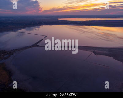 Luftaufnahme über Odessa Kuyalnik liman. Ein Schlammbad retreat Klinik Zentrum in der Ukraine, in ruhigem Wasser Sonnenuntergang Spiegelung Stockfoto