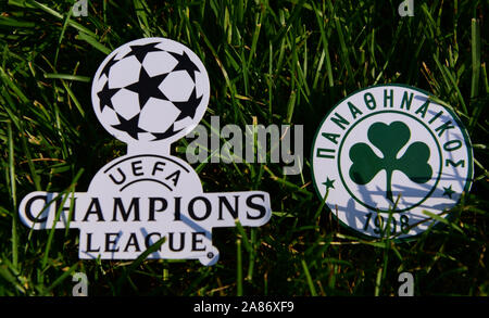 September 6, 2019 Istanbul, Türkei. Das Emblem der griechischen Fußball-Verein Panathinaikos Athen neben dem Logo der Champions League auf dem Grün g Stockfoto
