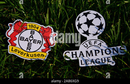 September 6, 2019 Istanbul, Türkei. Das Emblem der deutschen Fußball-Club Bayer Leverkusen neben dem Logo der Champions League auf dem grünen Gras Stockfoto