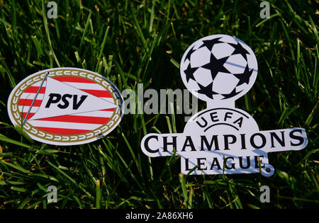 September 6, 2019 Istanbul, Türkei. Das Emblem der niederländische Fußball Club PSV Eindhoven neben dem Logo der Champions League auf dem grünen Rasen von Stockfoto