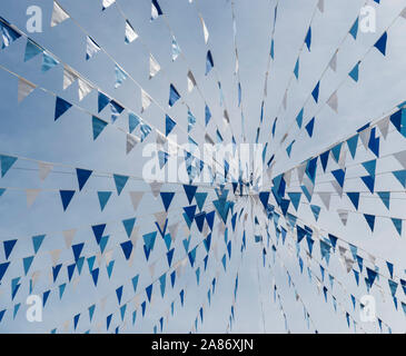 Bunting hängend im Zentrum der Stadt, St Ives, Cornwall. Stockfoto