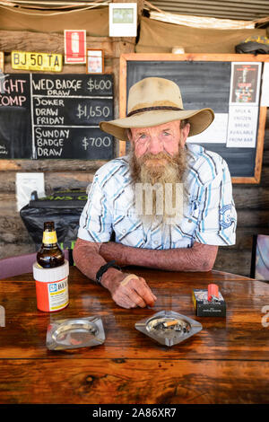 Porträt eines alten opal Bergmann mit einem Zerknitterten Gesicht und langen, weißen Bart außerhalb der kultige Club stehen im Gestrüpp, die grawin, Queensland, Queensland, Au Stockfoto