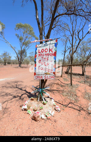 Warnsignal für einen Golfkurs in den roten Staub des Outbacks, die grawin, Queensland, Queensland, Australien Stockfoto