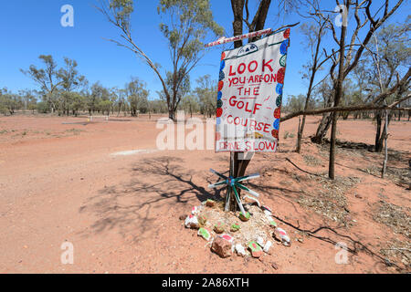 Warnsignal für einen Golfkurs in den roten Staub des Outbacks, die grawin, Queensland, Queensland, Australien Stockfoto