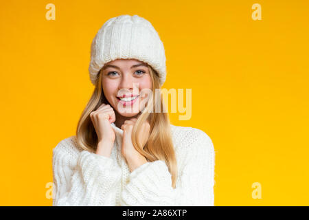 Portrait von ziemlich fröhliches Mädchen in weißen gestrickten Satz für den Winter Stockfoto