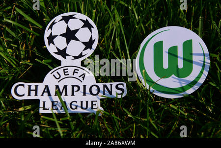 September 6, 2019 Istanbul, Türkei. Das Emblem der Deutschen Fußball-Verein VfL Wolfsburg neben dem Logo der Champions League auf dem grünen Rasen o Stockfoto