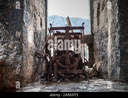 Kotor, Montenegro - Die Uhr Mechanismus abgenutzt, der auf dem Turm der Kathedrale Saint Tryphon (Sveti Tripun) Stockfoto