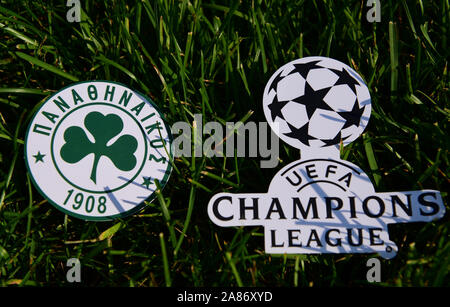 September 6, 2019 Istanbul, Türkei. Das Emblem der griechischen Fußball-Verein Panathinaikos Athen neben dem Logo der Champions League auf dem Grün g Stockfoto