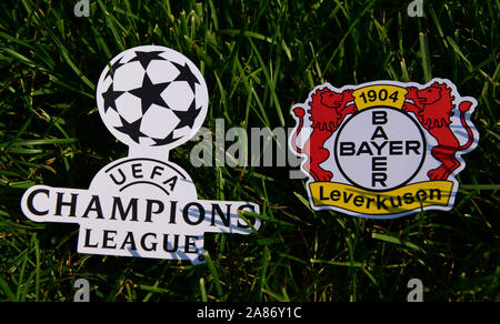 September 6, 2019 Istanbul, Türkei. Das Emblem der deutschen Fußball-Club Bayer Leverkusen neben dem Logo der Champions League auf dem grünen Gras Stockfoto