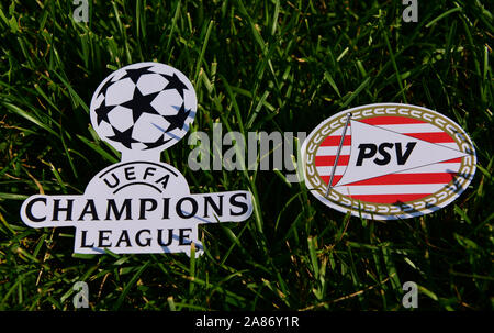 September 6, 2019 Istanbul, Türkei. Das Emblem der niederländische Fußball Club PSV Eindhoven neben dem Logo der Champions League auf dem grünen Rasen von Stockfoto