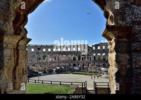 Antike Pula römische Amphitheater im Zentrum der Stadt, durch den Torbogen suchen, Kroatien Stockfoto