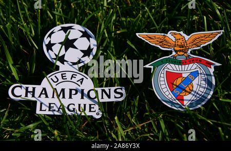 September 6, 2019 Istanbul, Türkei. Das Emblem der portugiesische Fußball-Verein Benfica Lissabon neben dem Logo der Champions League auf dem Grün gr Stockfoto