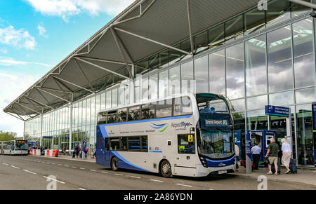 BRISTOL, England - AUGUST 2019: Airport Flyer an der Bushaltestelle vor dem Terminal am Flughafen Bristol. Es ist ein Shuttleservice verbindet die Stadt Stockfoto