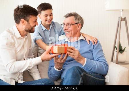 Vater und Sohn gratulieren, die Geburtstag Opa Geschenk zu Hause Stockfoto