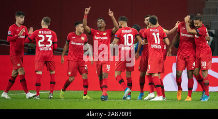 Leverkusen, Deutschland. 06 Nov, 2019. Fussball: Champions League, Bayer Leverkusen - Atletico Madrid, Gruppenphase, Gruppe D, Spieltag 4. Der Leverkusener Kai Havertz (l), Mitchell Weiser (2. v. l) und Wendell und ihre Mannschaftskameraden freuen sich über die eigenen Ziel des Madrider Thomas auf 1:0 nach einer Flanke von Karim Bellarabi (r). Credit: Federico Gambarini/dpa/Alamy leben Nachrichten Stockfoto