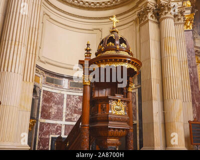 BERLIN, DEUTSCHLAND, 6. OKTOBER, 2017: Schuss von der Kanzel im Berliner Dom in Deutschland Stockfoto