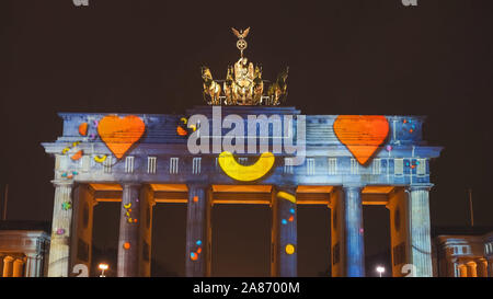 BERLIN, DEUTSCHLAND, 7. OKTOBER, 2017: Brandenburger Tor mit Herzen projiziert auf es Berlin, Deutschland Stockfoto