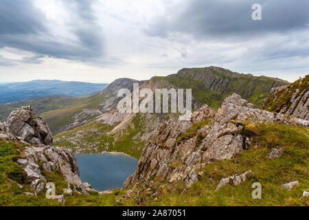 Der Gipfel des Cadair Idris und Llyn Y Gadair kann vom Gipfel des Cyfrwy, Snowdonia National Park gesehen, Wales. Stockfoto