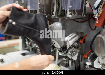Bildet den vorderen Teil auf einer speziellen Maschine. Schuhproduktion. Stockfoto