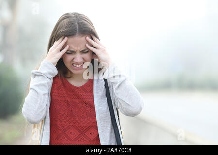 Vorderansicht Portrait einer Frau beschweren leiden Migräne einem nebligen Tag Stockfoto