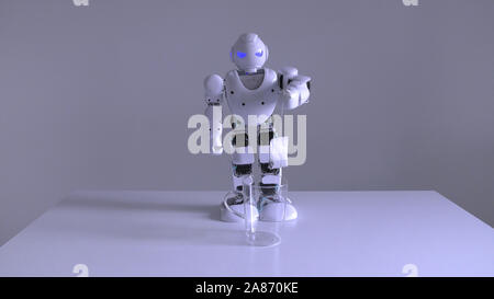 Eine inländische Android humanoide Roboter üben Teezubereitung für seinen Meister durch Einweichen einen Teebeutel in ein leeres Glas Wasser, aber es ist nicht perfekt Stockfoto
