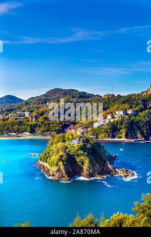 Luftaufnahme von Santa Clara Insel in der Bucht von La Concha von Monte Urgull Hill, San Sebastian, Spanien Stockfoto