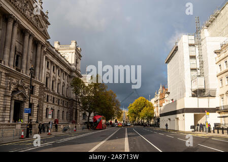 Whitehall, Westminster, London, Großbritannien. Gewitterwolken Anfahren auf hellen Herbst Tag. Schwarze Wolken, schlechtes Wetter nähert sich über Regierungsstellen Stockfoto