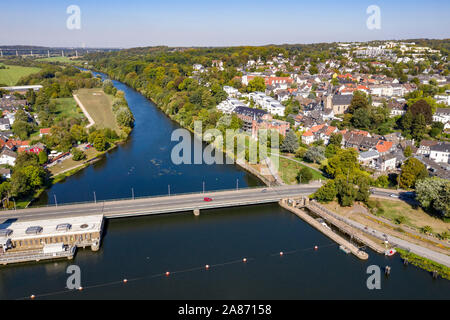 Essener Stadtteil Kettwig, im Süden der Stadt, an der Ruhr, Ruhr brücke über die kettwiger Ruhr Stausee, hinter dem Ruhrtal Brücke, Autobahn Bri Stockfoto