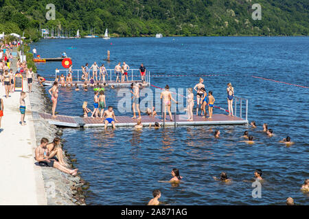 Öffentlichen Badeplatz im See Baldeneysee in Essen, nur juristische Baden Möglichkeit im Ruhrgebiet, am Meer Strand, Stockfoto