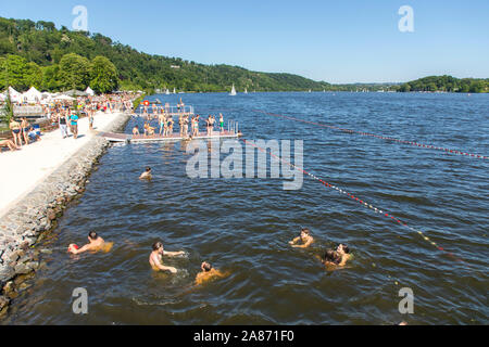 Öffentlichen Badeplatz im See Baldeneysee in Essen, nur juristische Baden Möglichkeit im Ruhrgebiet, am Meer Strand, Stockfoto