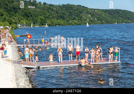 Öffentlichen Badeplatz im See Baldeneysee in Essen, nur juristische Baden Möglichkeit im Ruhrgebiet, am Meer Strand, Stockfoto