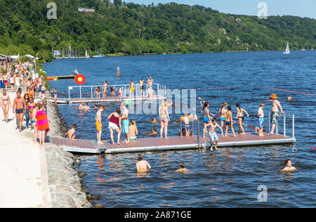 Öffentlichen Badeplatz im See Baldeneysee in Essen, nur juristische Baden Möglichkeit im Ruhrgebiet, am Meer Strand, Stockfoto