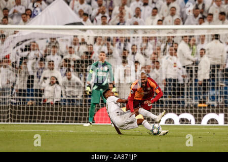 Estadio Santiago Bernabeu, Madrid, Spanien. 6 Nov, 2019. UEFA Champions League Real Madrid gegen Galatasaray; Marcao (Gal) kollidiert mit Rodrygo (Real Madrid) - Redaktionelle Verwendung Credit: Aktion plus Sport/Alamy leben Nachrichten Stockfoto