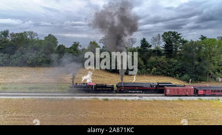 Strasburg, Pennsylvania, Oktober 2019 - Luftbild von 2 Antike Norfolk und westlichen Dampfmaschinen Nr. 611 und 382 Doppel Position ein Güterzug mit Stockfoto