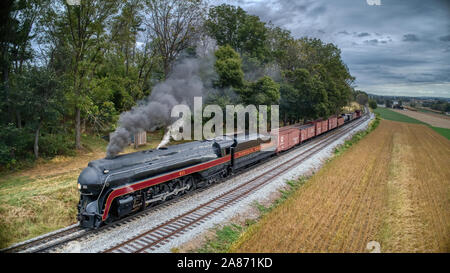 Strasburg, Pennsylvania, Oktober 2019 - Luftbild von Norfolk und westlichen Dampflok Nr. 611 Dampf ein Güterzug mit schwarzem Rauch und Stea Stockfoto