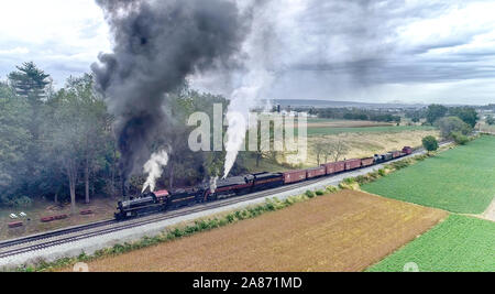 Strasburg, Pennsylvania, Oktober 2019 - Luftbild von 2 Antike Norfolk und westlichen Dampfmaschinen Nr. 611 und 382 Doppel Position ein Güterzug mit Stockfoto