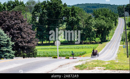 Lancaster, Pennsylvania, Juni 2019 - Amish öffnen Familie Pferd und Buggy für einen Spaziergang an einem sonnigen Sonntag auf dem Land Stockfoto