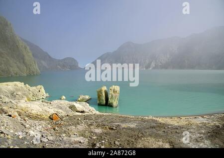 Kratersee des Kawah Ijen Vulkan auf der Insel Java in Indonesien Stockfoto