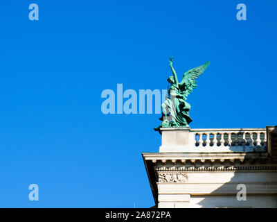 Wien/Österreich - vom 3. Juni 2019: Detail einer Bronze Skulptur eines Engels auf der Oberseite eines Palastes in Wien Österreich Stockfoto