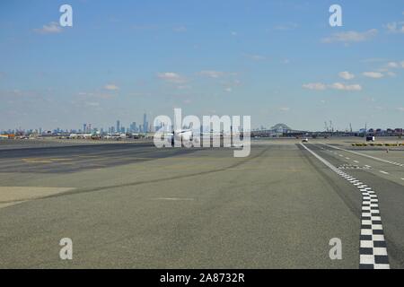 NEWARK, NJ-2 NOV 2019 - Blick auf ein Flugzeug von United Airlines (UA) am Internationalen Flughafen Newark Liberty (EWR) in New Jersey mit dem Manhattan N Stockfoto