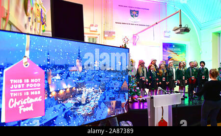 Embargoland zu 0700 Donnerstag, 7. NOVEMBER, lokalen Familien von Porth in der rhondda wurden an einen besonderen festlichen Abend am Mittwoch behandelt, wie M&S die Premiere seiner Kulinarische Weihnachten TV-Spot in der Aula der Ysgol Gynradd Llwyncelyn inszeniert. Der Grundschule preisgekrönte Chor bietet der Soundtrack zur Anzeige mit einer neuen Anordnung der Fleetwood Mac Albatross, die ikonische Tune hinter dem "Dies ist nicht einfach nur ein "Kampagne. Stockfoto