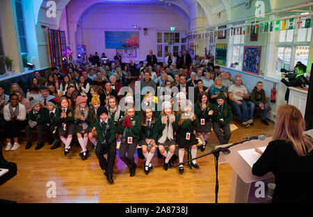 Embargoland zu 0700 Donnerstag, 7. NOVEMBER, lokalen Familien von Porth in der rhondda wurden an einen besonderen festlichen Abend am Mittwoch behandelt, wie M&S die Premiere seiner Kulinarische Weihnachten TV-Spot in der Aula der Ysgol Gynradd Llwyncelyn inszeniert. Der Grundschule preisgekrönte Chor bietet der Soundtrack zur Anzeige mit einer neuen Anordnung der Fleetwood Mac Albatross, die ikonische Tune hinter dem "Dies ist nicht einfach nur ein "Kampagne. Stockfoto