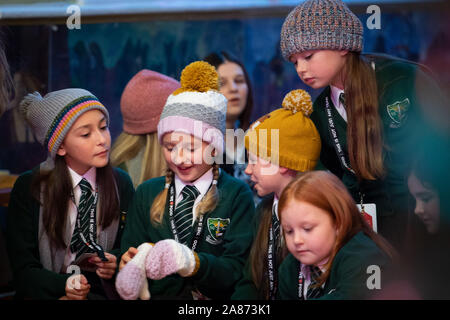 Embargoland zu 0700 Donnerstag, 7. NOVEMBER, lokalen Familien von Porth in der rhondda wurden an einen besonderen festlichen Abend am Mittwoch behandelt, wie M&S die Premiere seiner Kulinarische Weihnachten TV-Spot in der Aula der Ysgol Gynradd Llwyncelyn inszeniert. Der Grundschule preisgekrönte Chor bietet der Soundtrack zur Anzeige mit einer neuen Anordnung der Fleetwood Mac Albatross, die ikonische Tune hinter dem "Dies ist nicht einfach nur ein "Kampagne. PA-Foto. Bild Datum: Mittwoch, 6. November 2019. Photo Credit: Simon Galloway/PA-Kabel Stockfoto