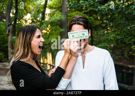 Man bezahlt seine Freundin für eine Wette zu verlieren. Stockfoto