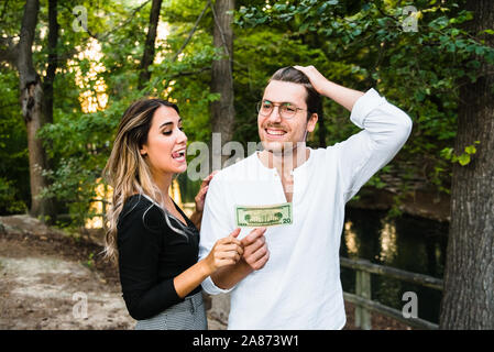 Man bezahlt seine Freundin für eine Wette zu verlieren. Stockfoto